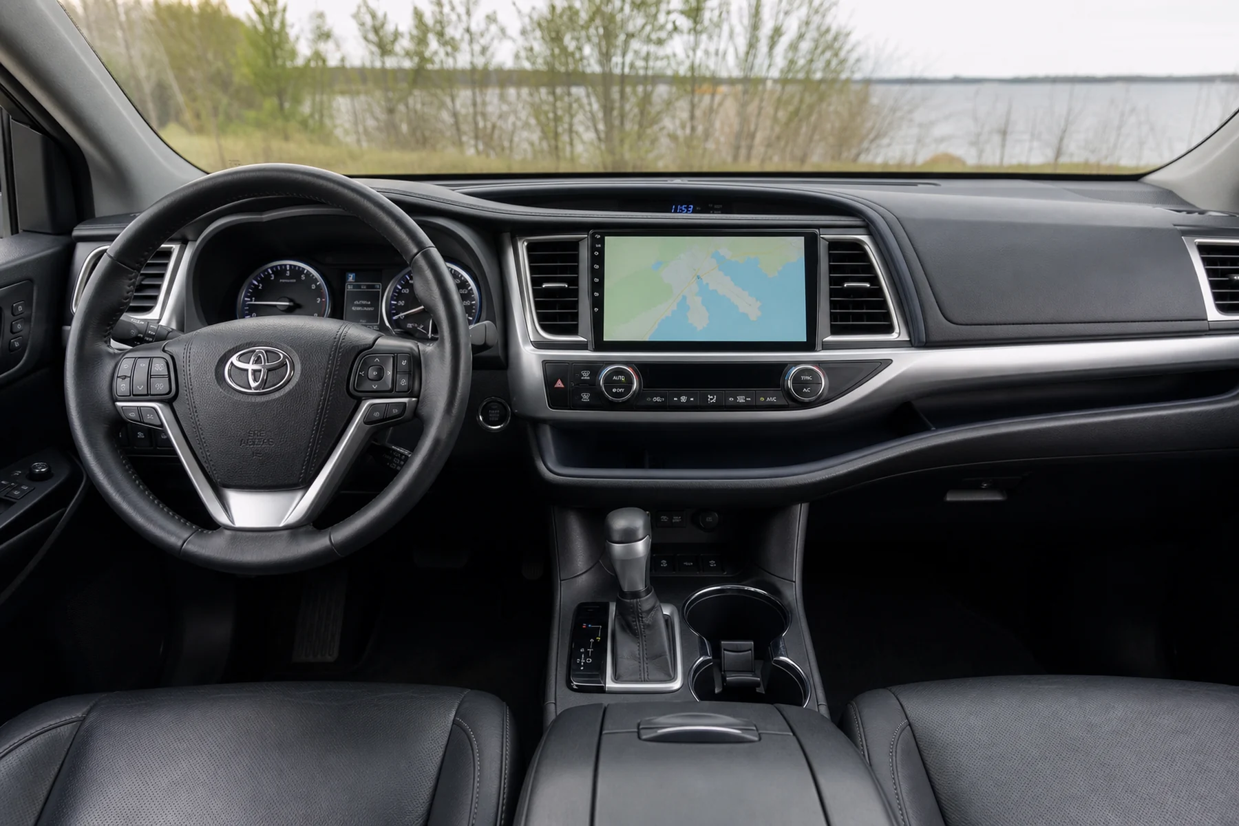 Toyota Highlander — Как проходит подбор и установка магнитолы на Toyota Highlander