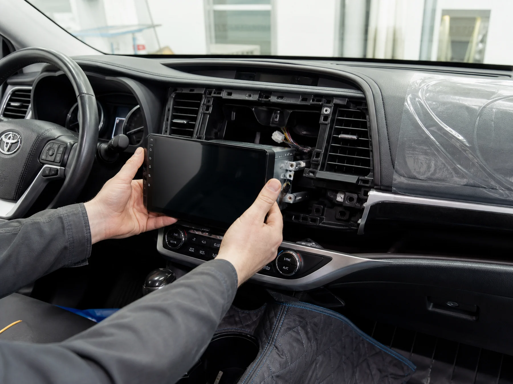 Toyota Highlander — Замена головного устройства Toyota Highlander: рамка, CAN и проводка